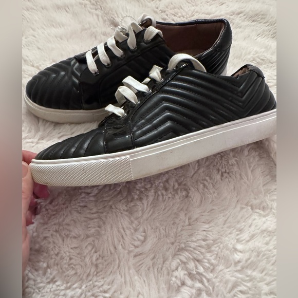 Donald Pliner Shoes! New worn one time! Black and white shows women. W size 6.5 - Picture 2 of 5